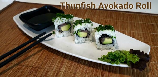 Thunfish Avokado Roll (tonhal, avokádo, snidlinggel szórva) (4 db)